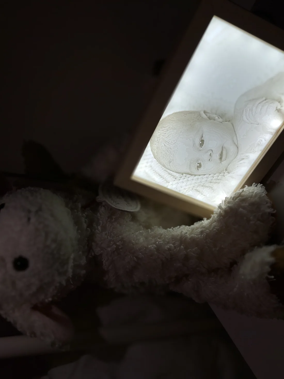 Lithophanie d’un bébé allumée sur une table de chevet, dans une chambre d’enfant