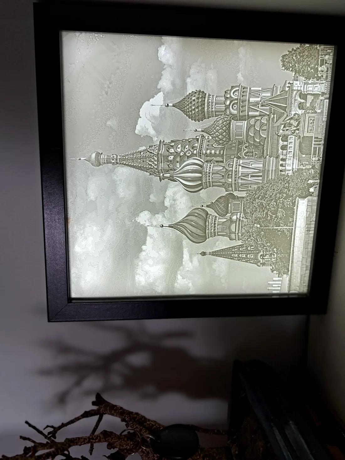 Lithophanie d’un monument allumée sur une étagère, le soir