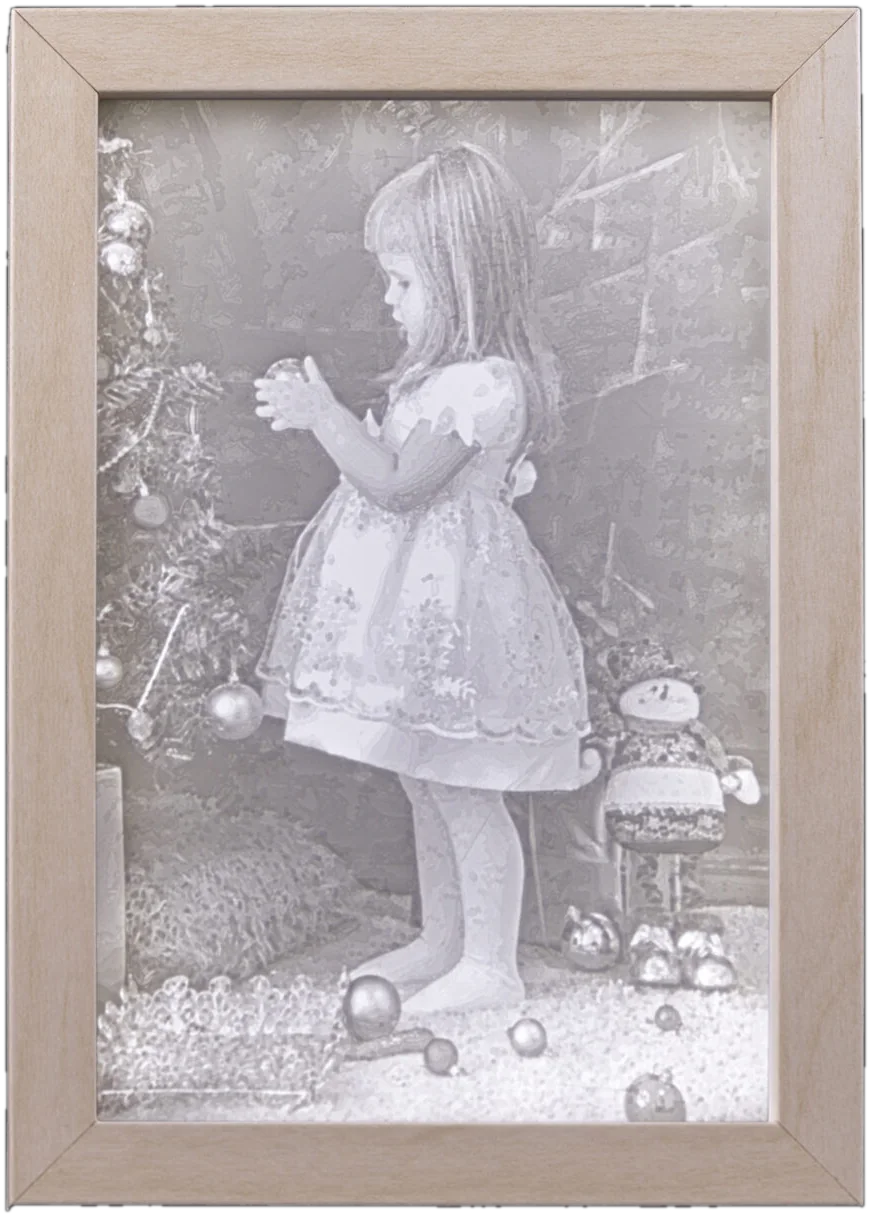 Exemple de réalisation HelloLitho : portrait d’une enfant devant un sapin, révélé dans un cadre rétroéclairé.